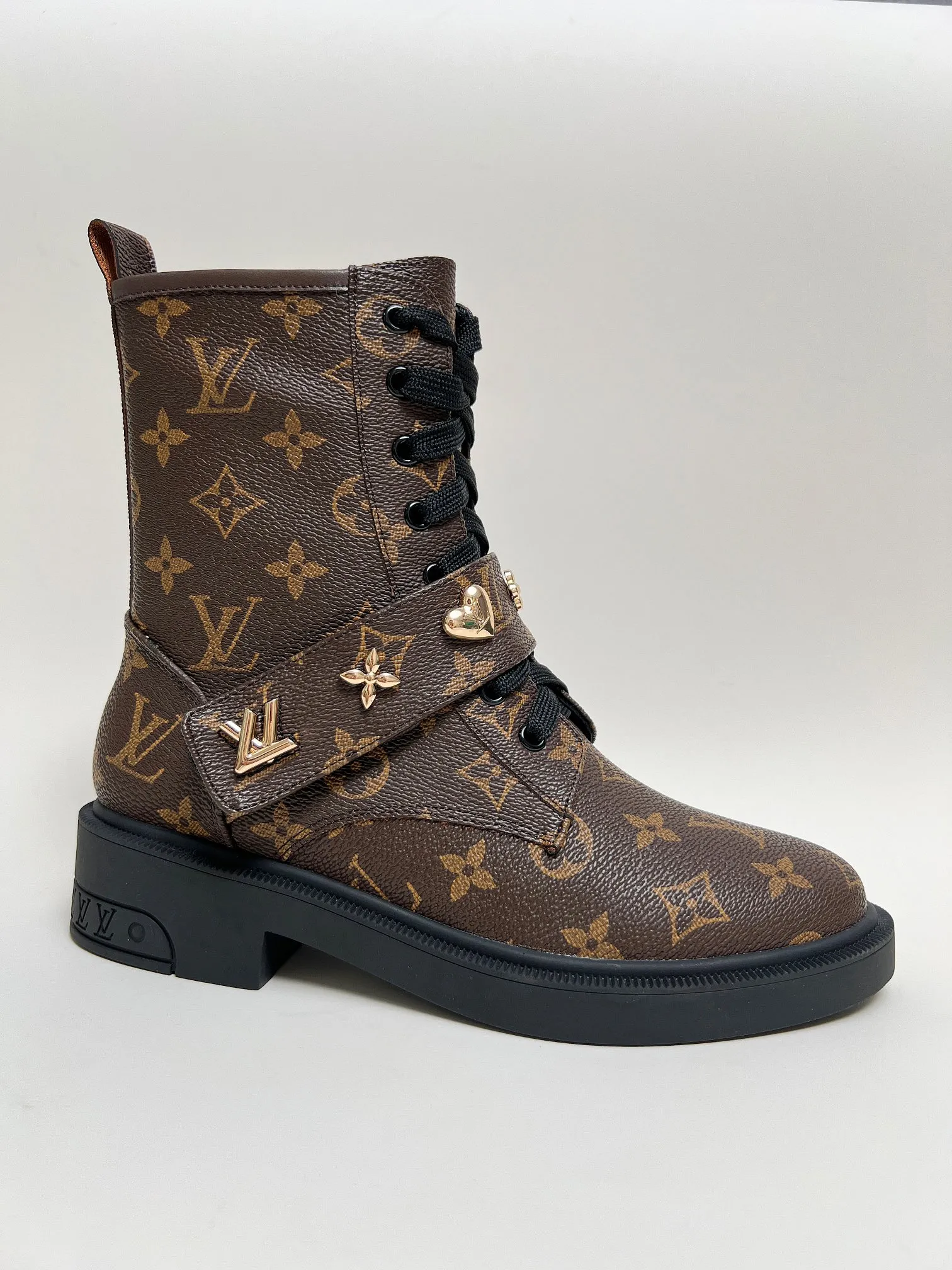 👟👟Ex-factory price 760👟👟Louis Vuitton 2024 autumn and winter high-end customization, major star Internet celebrity catwalk style, century-old classic, exquisite craftsmanship, comfortable on the feet, side zipper design for easy putting on and taking off. This Citizen flat boots are made of smooth cow leather, with rich elements to interpret military style. Adjustable Velcro laces are accented with studs, giving the Monogram flower and LV Twist logo a metallic sheen, while a lightweight rubber outsole completes the look. Fabric: full-grain cowhide, lining: cowhide, buckle: original mold, outsole, original mold, color: black cowhide, black open edge beads, coffee color, code number: 36 to 40 (41 and 42 can be customized, non-refundable). Bosses are welcome to order (open edge beads + 10 meters)